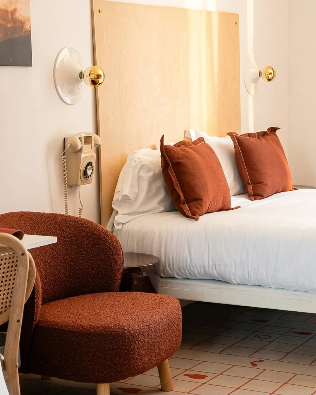 Lit queen size dans une chambre aux tons chaleureux