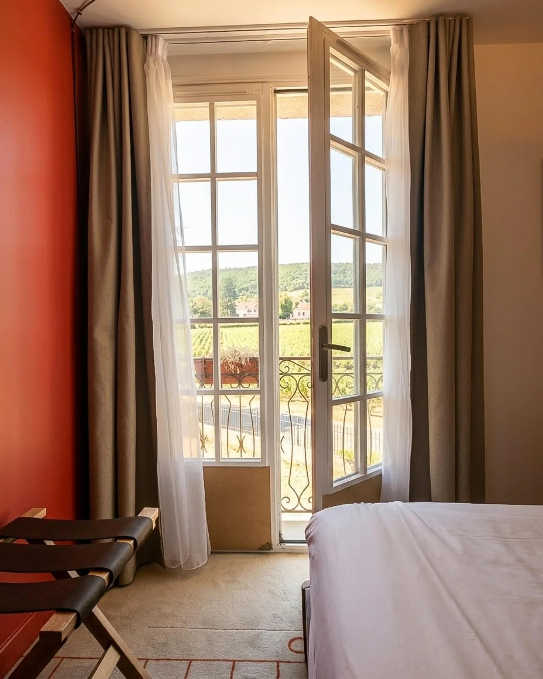 Chambre Ô Rouge ouverte sur les paysages de Gevrey-Chambertin
