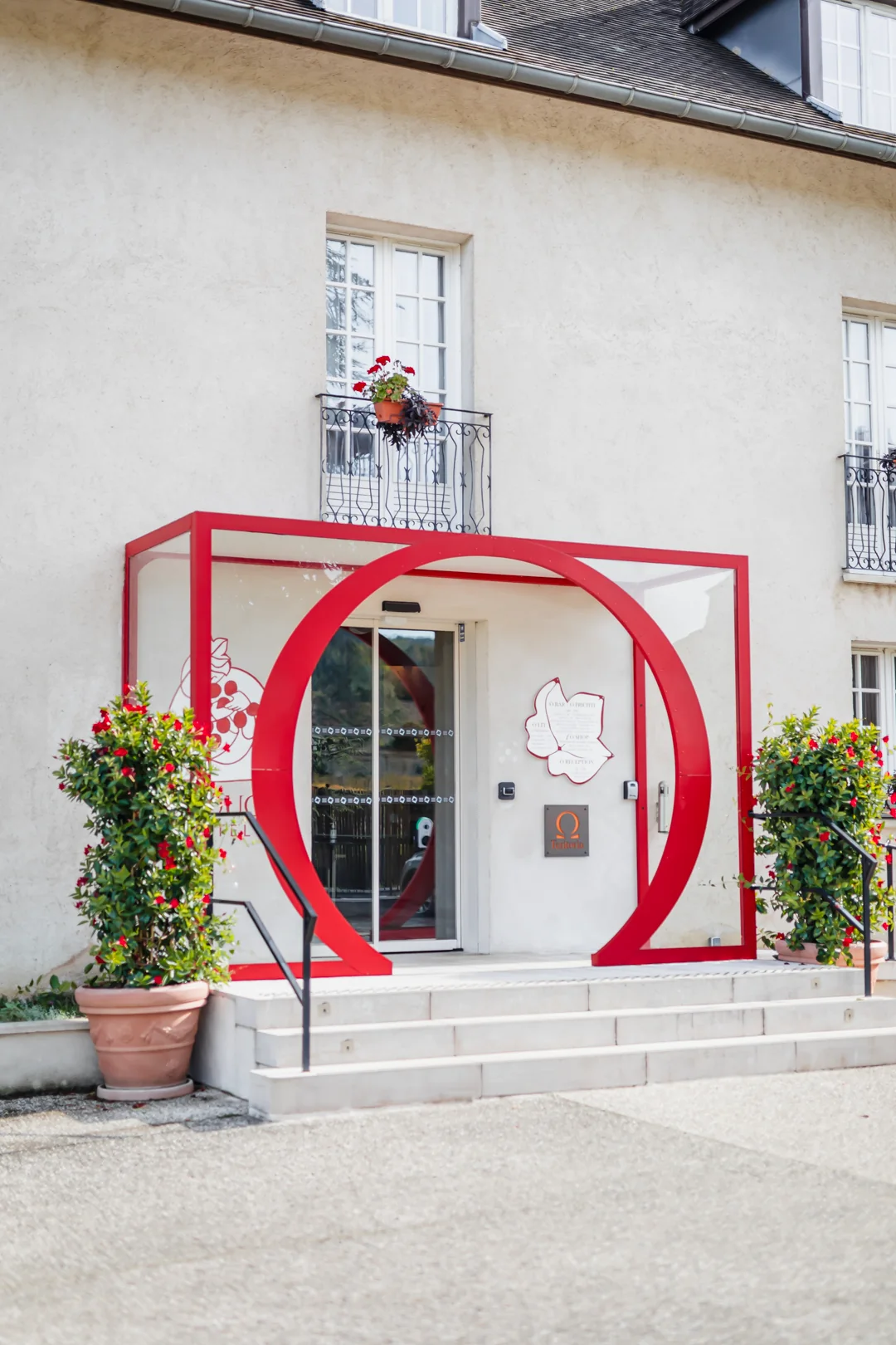 Entrée et porche rouge — Hôtel Ô Rouge à Gevrey-Chambertin