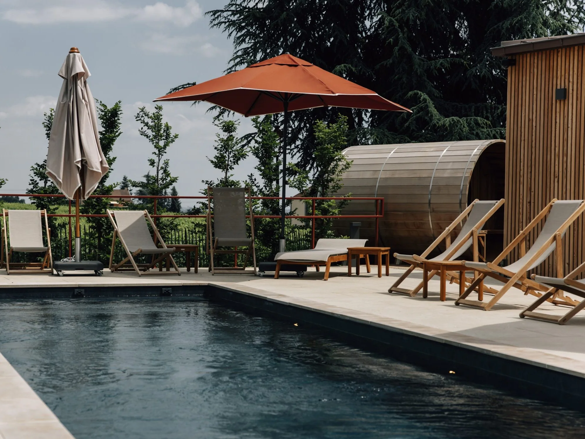 Piscine extérieure, terrasse et transats du spa Ô Rouge à Gevrey-Chambertin