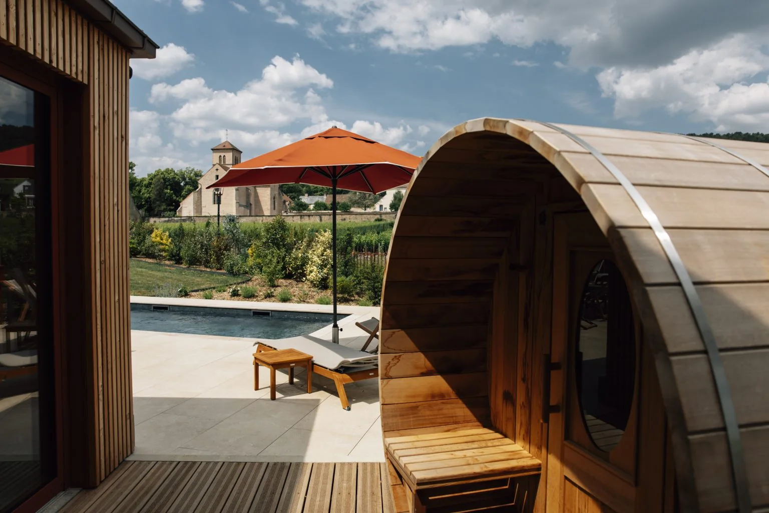 Sauna extérieur et piscine du spa Ô Rouge à Gevrey-Chambertin